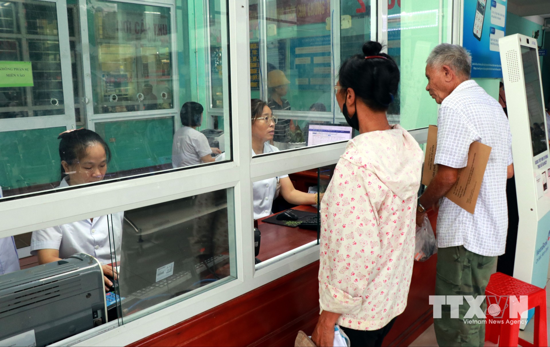 Người dân đăng ký khám bệnh tại Bệnh viện Đa khoa Ý Yên, tỉnh Ninh Bình. (Ảnh: Nguyễn Lành/TTXVN)